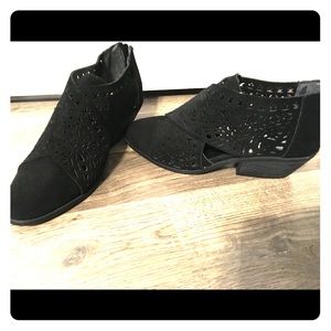 NWT Black Carlos Shooties Leather Upper Size 7.5